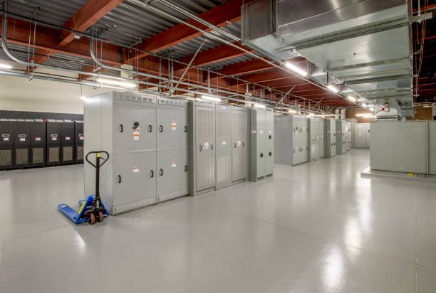 Chambre électrique commerciale avec panneaux de contrôle et distribution dans un bâtiment industriel au Québec.