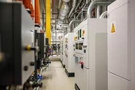 Salle mécanique commerciale avec équipements HVAC, contrôles électriques et systèmes techniques installés selon les normes du Québec.