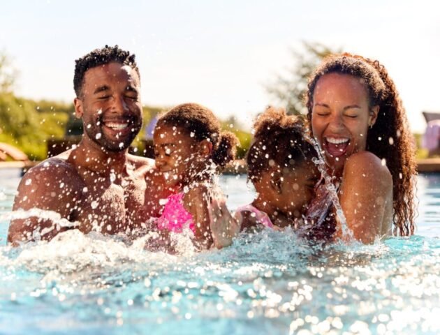 Famille profitant d’une piscine résidentielle grâce à une installation électrique sécuritaire et conforme au Code électrique du Québec.