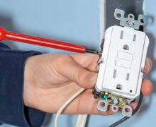 Installation d’une prise DDFT/GFCI par un maître électricien, conforme aux nouvelles normes du Code électrique du Québec.
