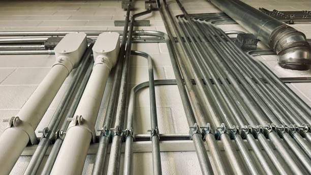 Conduits électriques métalliques (EMT) installés sur un mur dans un bâtiment commercial selon les normes du Code électrique du Québec.