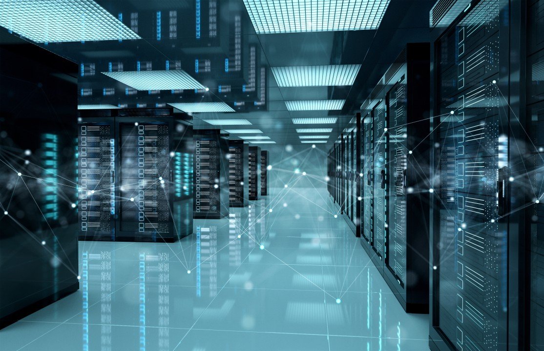 Salle télécom commerciale avec rangées de serveurs, baies réseau et équipements informatiques installés selon les normes du Québec.