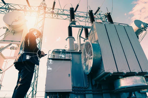 Transformateur électrique commercial monté sur structure extérieure avec lignes haute tension et équipements de distribution.